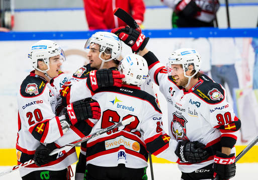 a vänster) gör sitt andra mål till 2-4 och gratuleras av