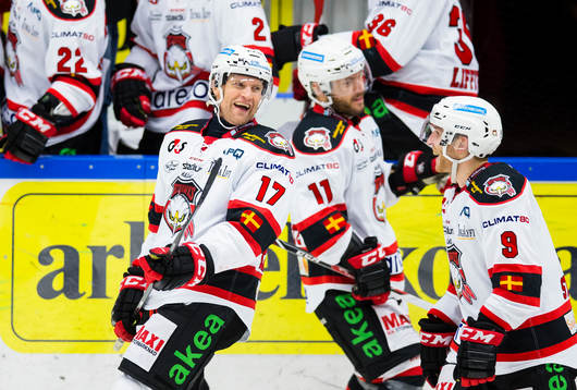 Malmö Redhawks Mathias Tjärnqvist (v) firar sitt 2-5 mål