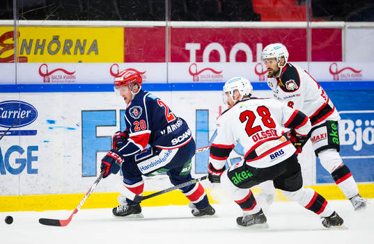 Södertäljes Victor Ahlström  jagas av Jens Olsson