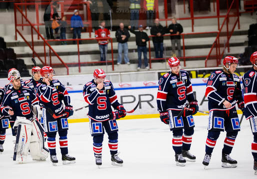 Södertäljes spelare ser deppiga ut