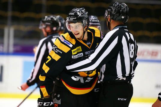 Skellefteås Kirill Kabanov  i slagsmål med Hv71s Calle