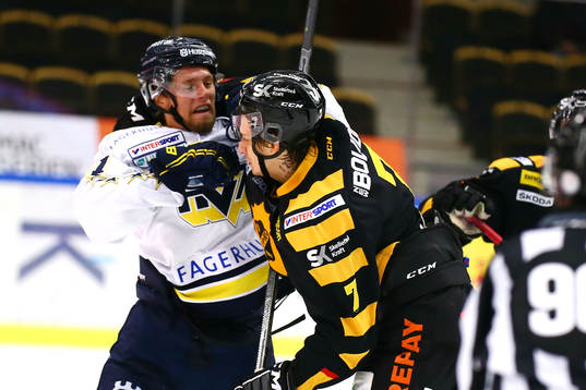 Skellefteås Kirill Kabanov  i slagsmål med Hv71s Calle