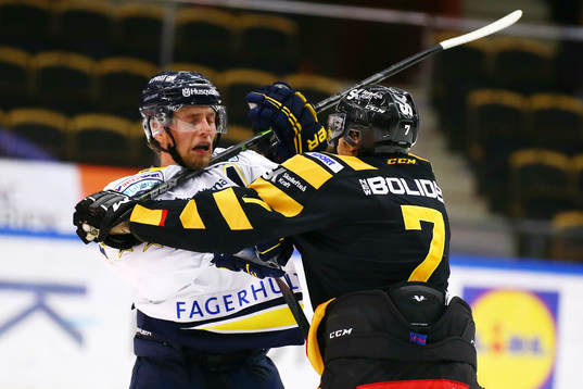 Skellefteås Kirill Kabanov  i slagsmål med Hv71s Calle