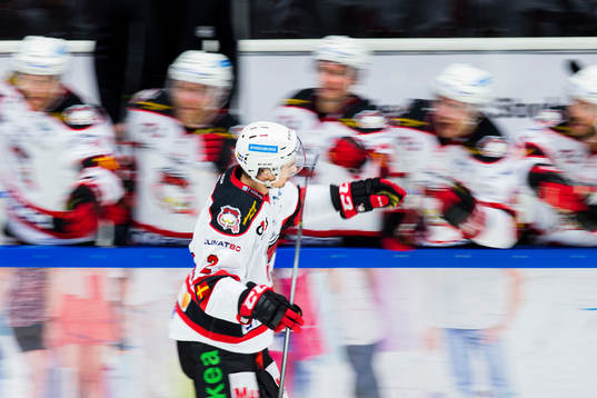 Malmö Redhawks Nils Andersson firar sitt andra mål