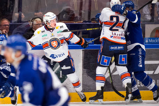 Växjös Malte Strömwall, till vänster, flyr Leksands