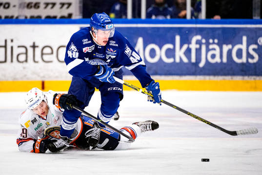 Växjös Rhett Rakhshani och Leksands Tomi Sallinen i en