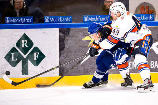 Leksands Oskar Lang och Växjös Rhett Rakhshani i en duell