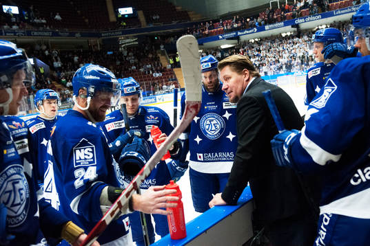 Leksands Huvudtränare Andreas Appelgren samtalar med Johan