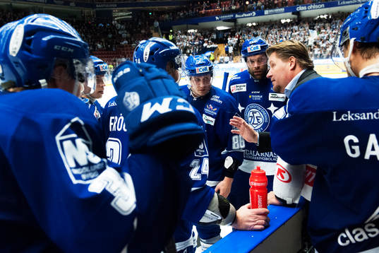 Leksands Huvudtränare Andreas Appelgren samtalar med Tomi