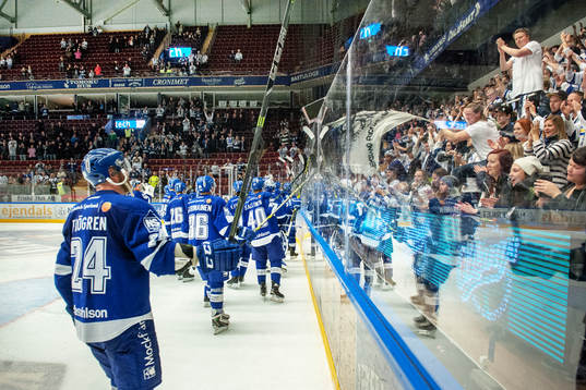 Leksands Jonas Frögren jublar med lagkamraterna och