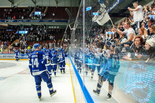 Leksands Jonas Frögren jublar med lagkamraterna och