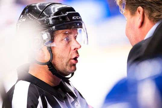Domaren Patrik Sjöberg i samtal med Leksands Huvudtränare