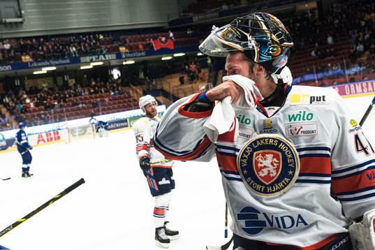 Cristopher Nihlstorp, målvakt i Växjö, torkar bort svett