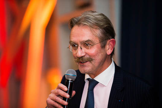 S ordförande Frederic Thiriez håller tal