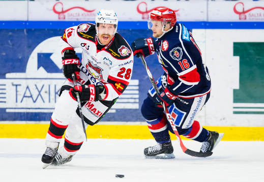Malmö Redhawks Jens Olsson jagas av Södertäljes
