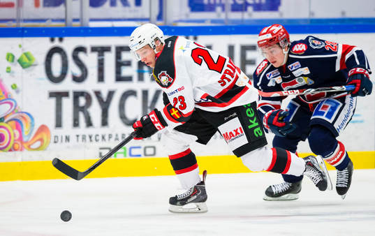 Malmö Redhawks Sebastian Strandberg jagas av Södertäljes
