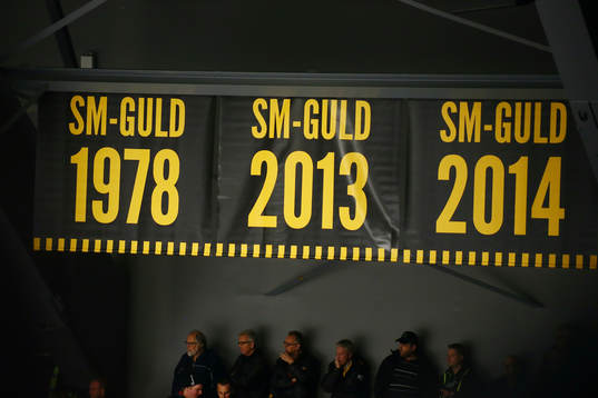 Skellefteås alla sm guld på en flagga i arenan