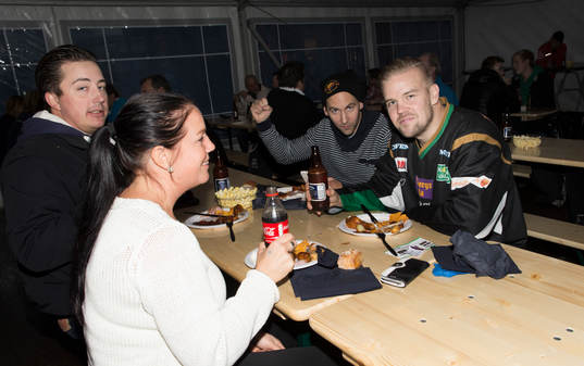 Färjestads supportar förser sig med mat i öl- och