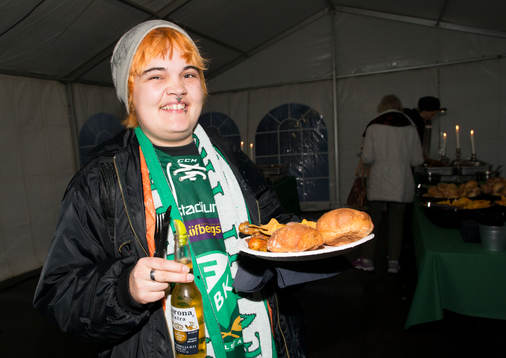 Färjestads supportar förser sig med mat i öl- och