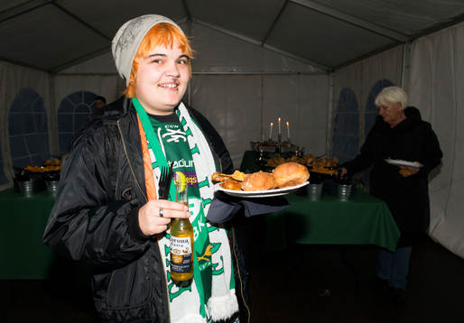 Färjestads supportar förser sig med mat i öl- och