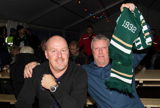 Färjestads supportar förser sig med mat i öl- och