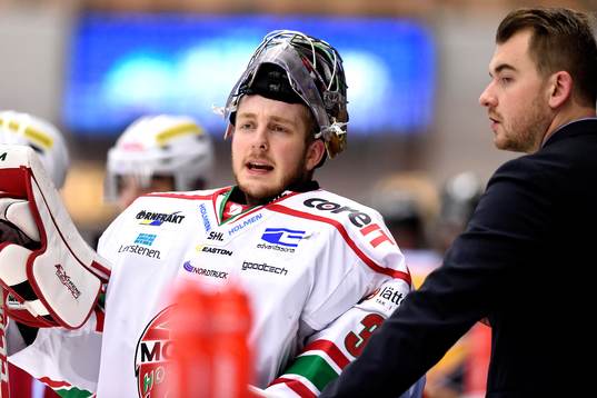 Modos målvakt Linus Ullmark på uppvärmningen