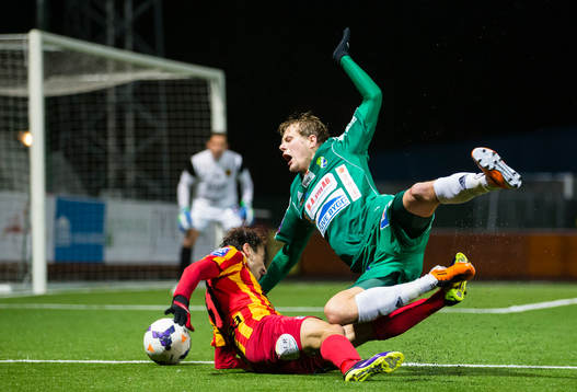 Ljungskiles Jakob Olsson faller i en duell med Syrianskas