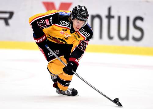 Luleås Emil Sylvegård försöker kontrollera pucken