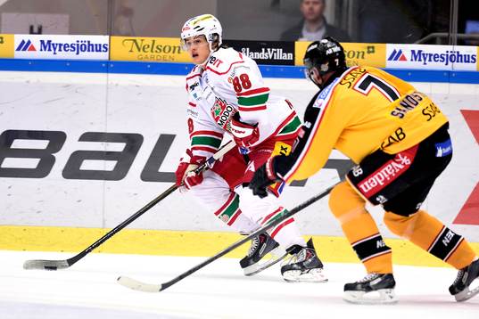 Modos William Nylander jagas av Luleås Jan Sandström