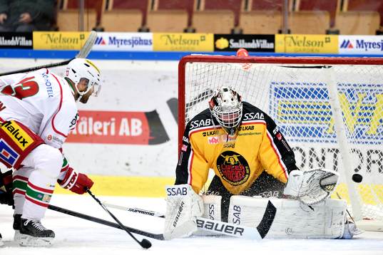 Modos Niklas Nordgren gör 1-0 bakom Luleås målvakt