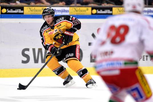 Luleås Chris Abbott med pucken
