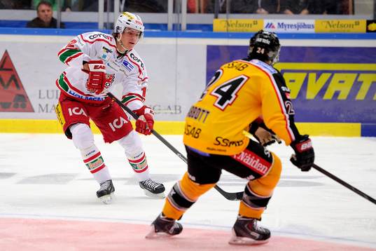 Modos Victor Olofsson med pucken