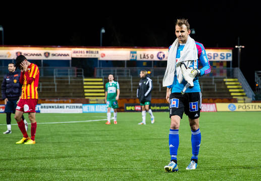 Ljungskiles målvakt Alex Horwath går av planen