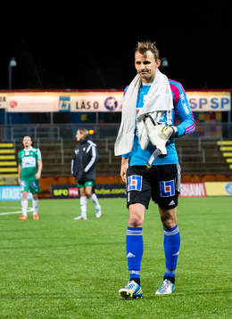Ljungskiles målvakt Alex Horwath går av planen