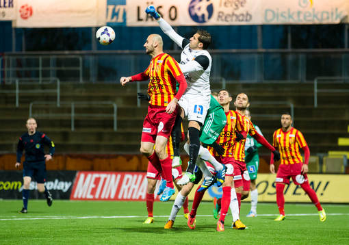 Syrianskas målvakt Dejan Garaca boxar bort bollen