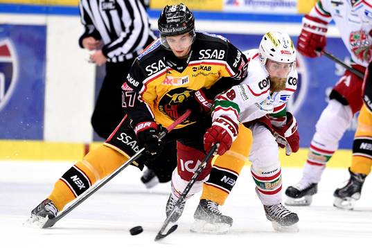 Luleås Daniel Zaar i kamp om pucken med Modos Nichlas Torp