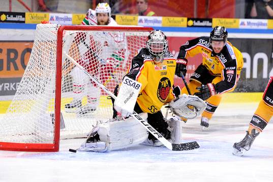 Luleås målvakt Daniel Larsson räddar ett skott