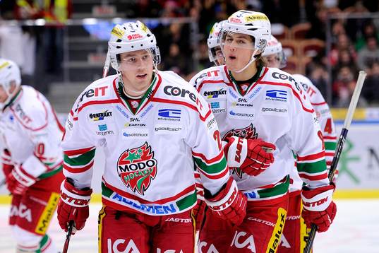 Modos Albin Carlson(v) och William Nylander(h) jublar