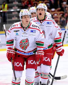 Modos Albin Carlson(v) och William Nylander(h) jublar