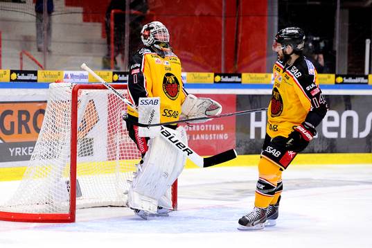 Luleås målvakt Daniel Larsson och Stephen Dixon deppar