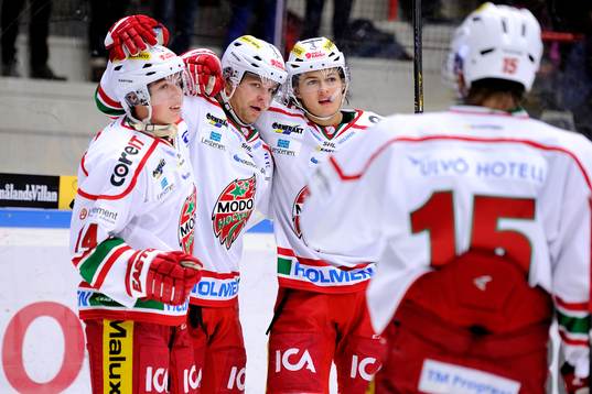 Modos Per-Åge Skröder firar sitt 3-0 mål