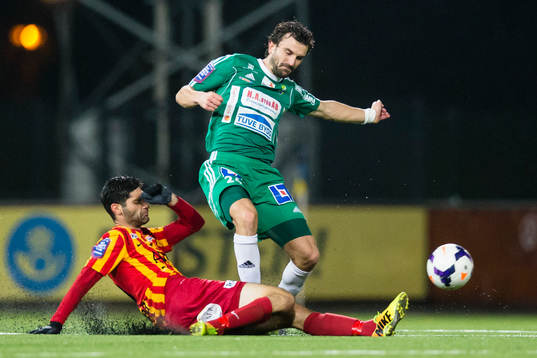 Syrianskas Rabi Elia med en glidtackling på Ljungskiles