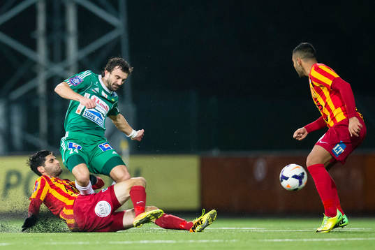 Syrianskas Rabi Elia med en glidtackling på Ljungskiles