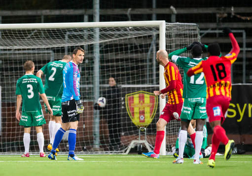 Ljungskiles målvakt Alex Horwath ser deppig ut