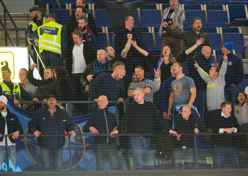 Djurgårdens supportrar på läktaren jublar