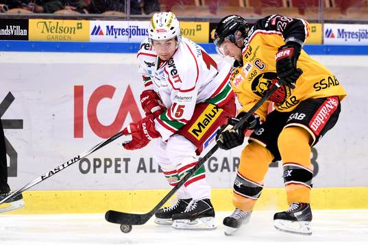 Modos Albin Runesson i kamp om pucken med Luleås Chris