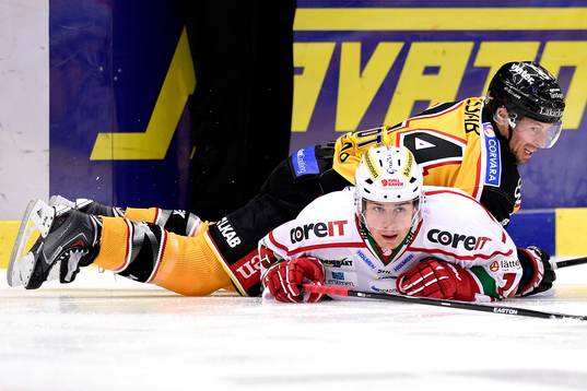 Luleås Chris Abbott och Modos Albin Runesson ligger på