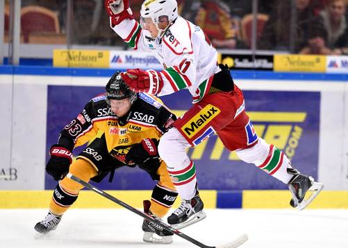 Luleås Andreas Hjelm stoppar Modos Simon Önerud