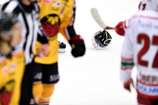 En Modo hjälm ligger på isen