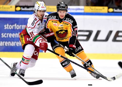 Modos Gustav Possler i kamp om pucken med Luleås Niklas
